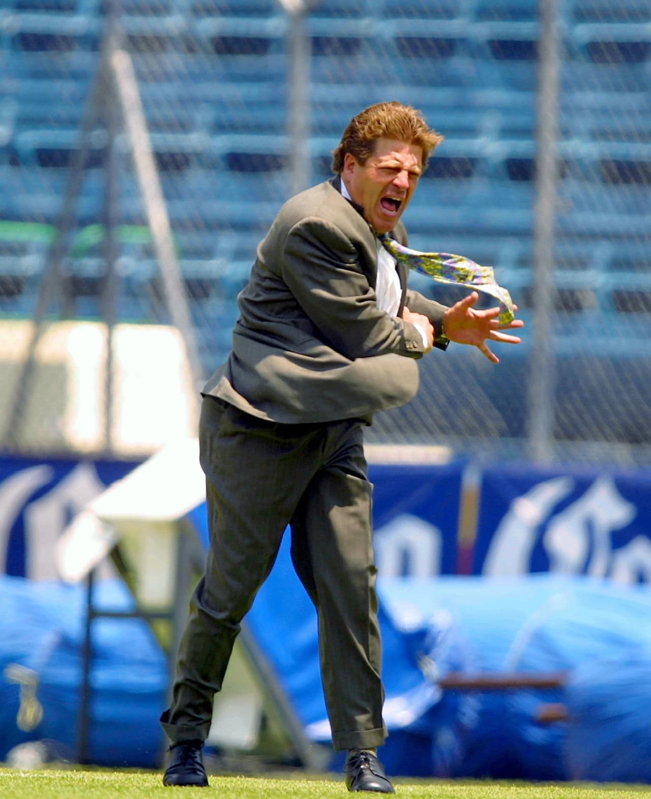 En las áreas técnicas vive los partidos como si fuera un jugador de campo más.