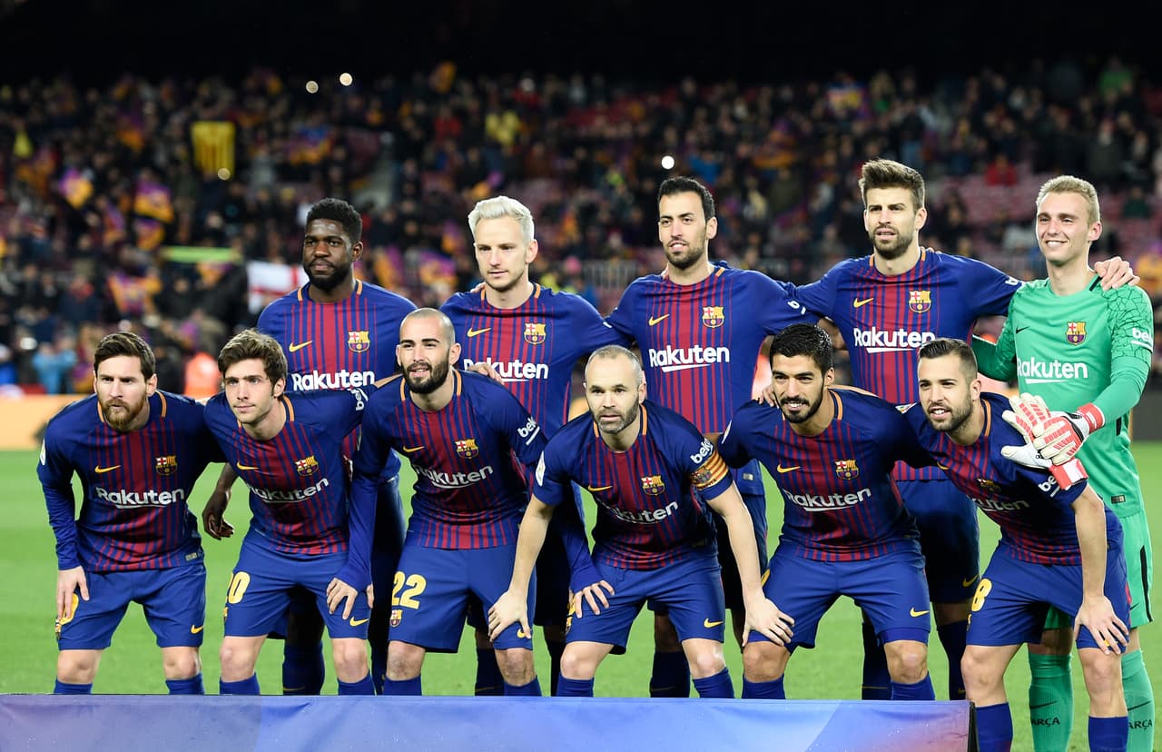 Con este once salió el equipo blaugrana al césped del Camp Nou, que extrañamente no estaba lleno: Cillessen; Roberto, Piqué, Umtiti, Alba; Busquets, Rakitic, Iniesta, Vidal; Messi y Suárez .