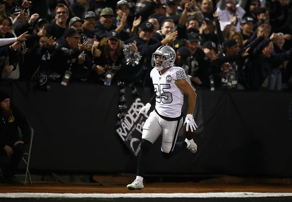 Los Ángeles Chargers 24-26 Oakland Raiders. Philip Rivers no pudo con la presión de Oakland, lo interceptaron tres veces.