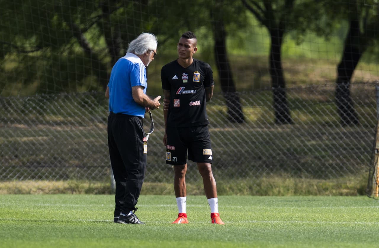 Tigres UANL ajusta detalles para el juego de ida de la Final de la Concacaf Champions League en un duelo contra Monterrey, su gran rival, frente al que busca su primer título internacional.