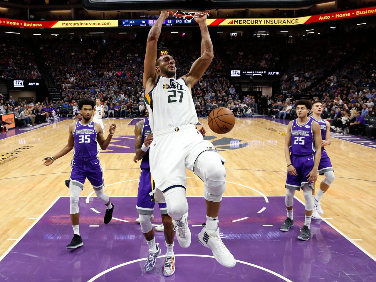 <b>Utah 133-112 Sacramento</b>. Ricky Rubio se destapó con 27 puntos para el Jazz (9-11) y los llevó a la victoria sobre los Kings (10-10), por quienes destacó Bogdan Bogdanovic con 20 unidades.