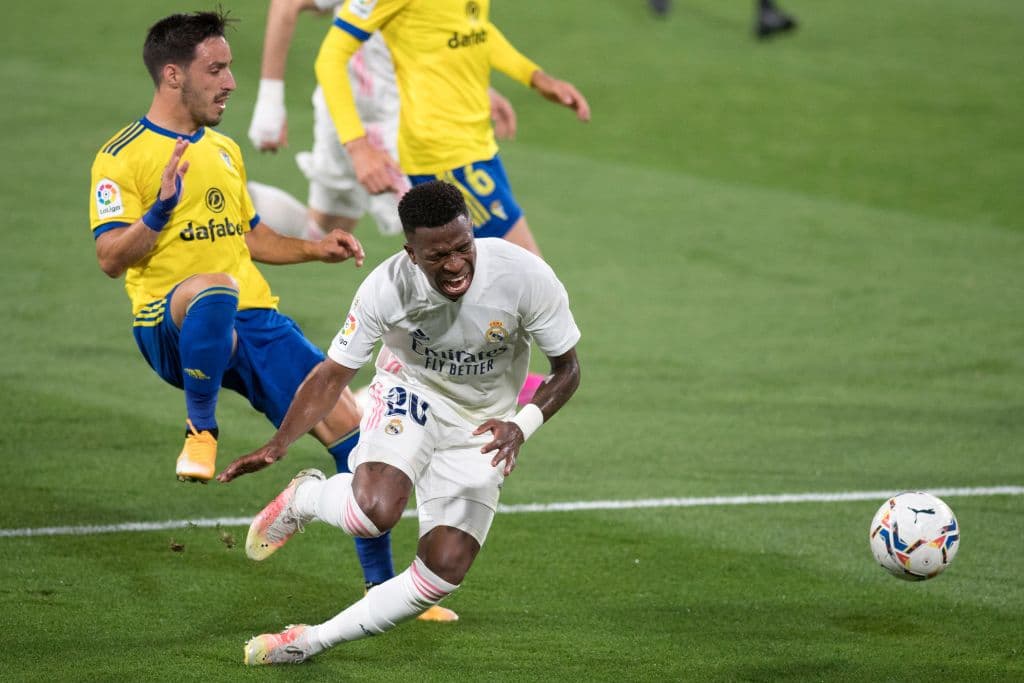 Con dos goles y una asistencia, Karim Benzema se echa el equipo al hombro y 'los blancos' vencen 0-3 al Cádiz en la jornada 31 del futbol español.