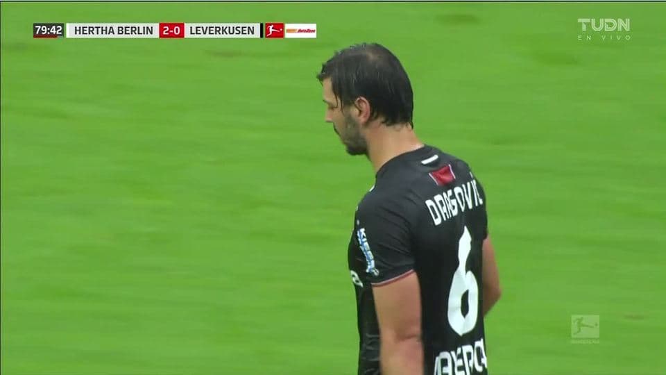 Tarjeta amarilla. El árbitro amonesta a Aleksandar Dragovic de Bayer 04 Leverkusen
