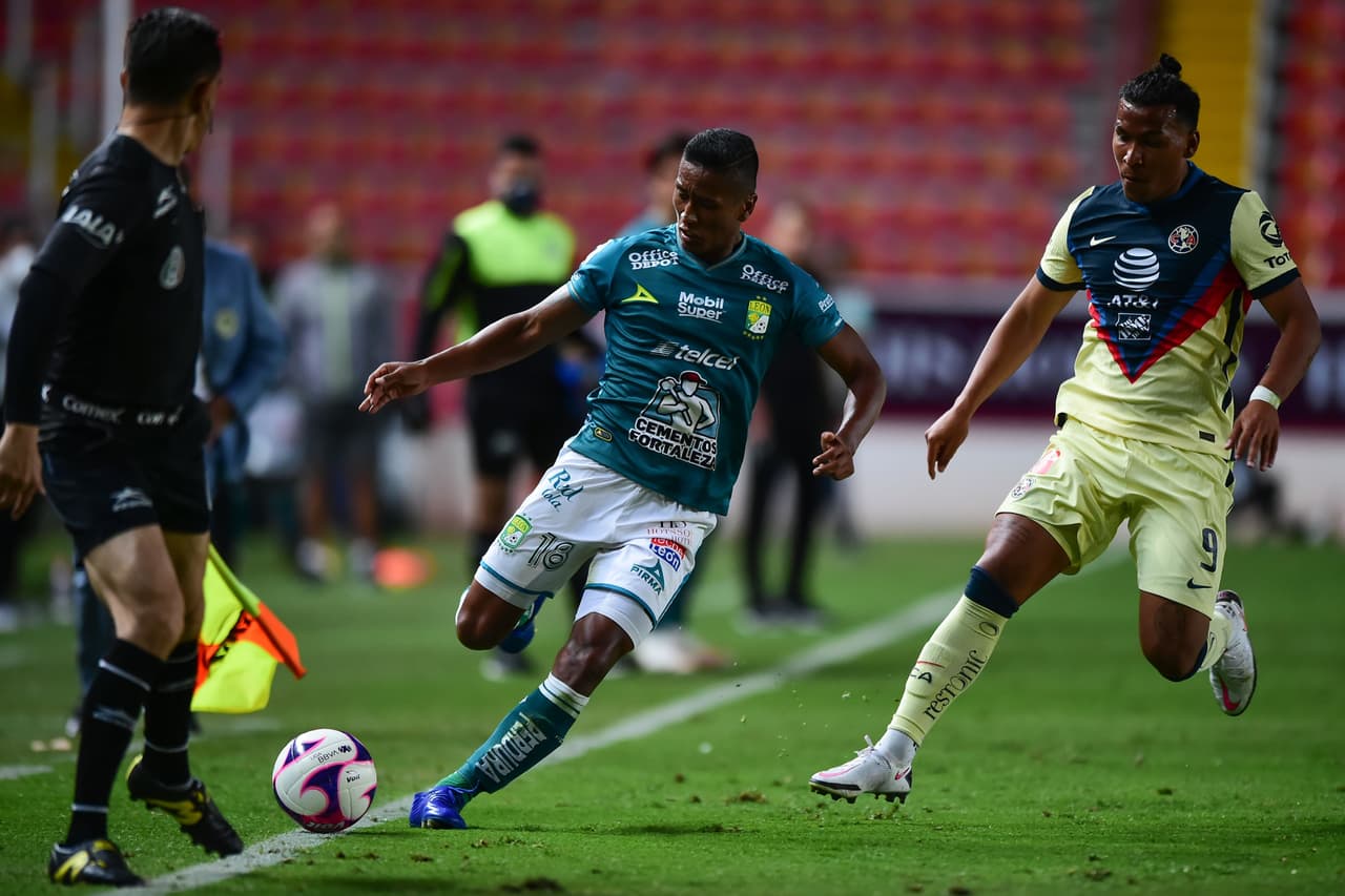 Su debut mundialista llegó el 16 de junio de 2018 en un partido frente a Dinamarca.