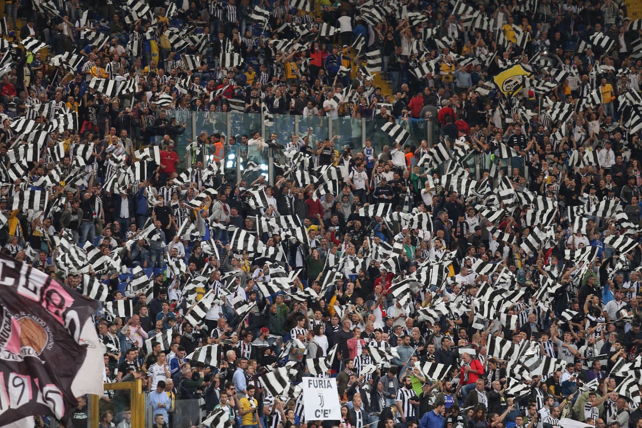 Las tribunas en el Olímpico de Roma estuvieron colmadas de aficionados de ambos equipos.