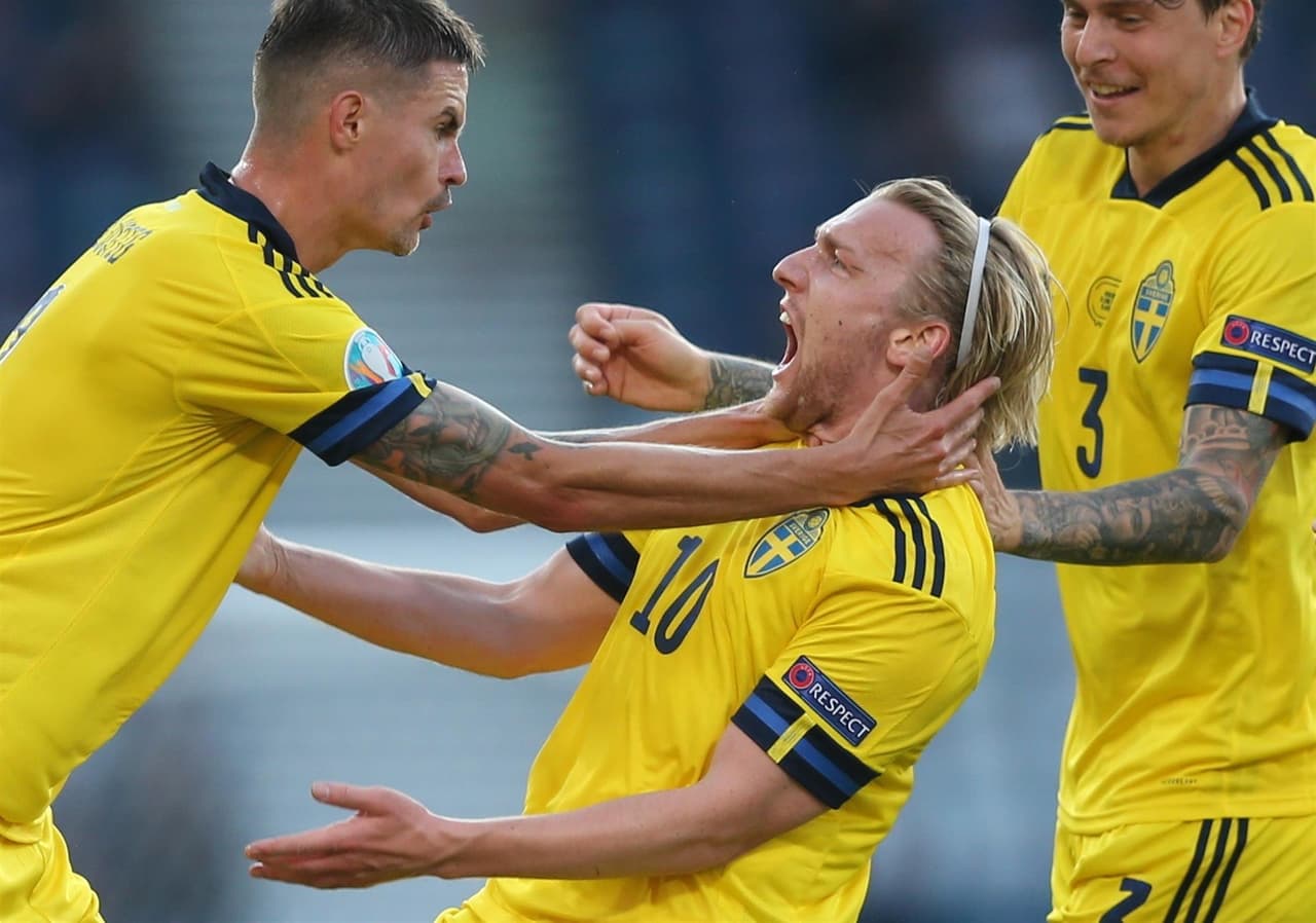 Ucrania lo hace y deja fuera a Suecia en tiempos extra con marcador de 2-1; consigue su pase a Cuartos de Final en la Euro 2020. Oleksandr Zinchenko abría el marcador al minuto 27, pero el sueco Emil Forsberg empataba el encuentro al 43'. Quien le da la victoria y el pase a la siguiente ronda a los ucranianos, es Artem Dovbyk al 120+1', quienes enfrentarán a Inglaterra este sábado.