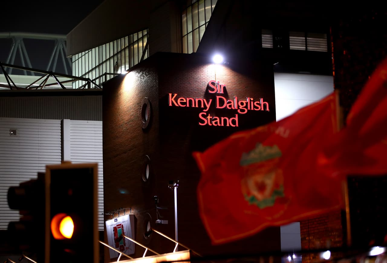 La ciudad de Liverpool se contagió de la fiebre de Champions League en el último partido del Grupo C, donde su equipo debe vencer en Anfield a Napoli por dos goles para depender de si mismo.