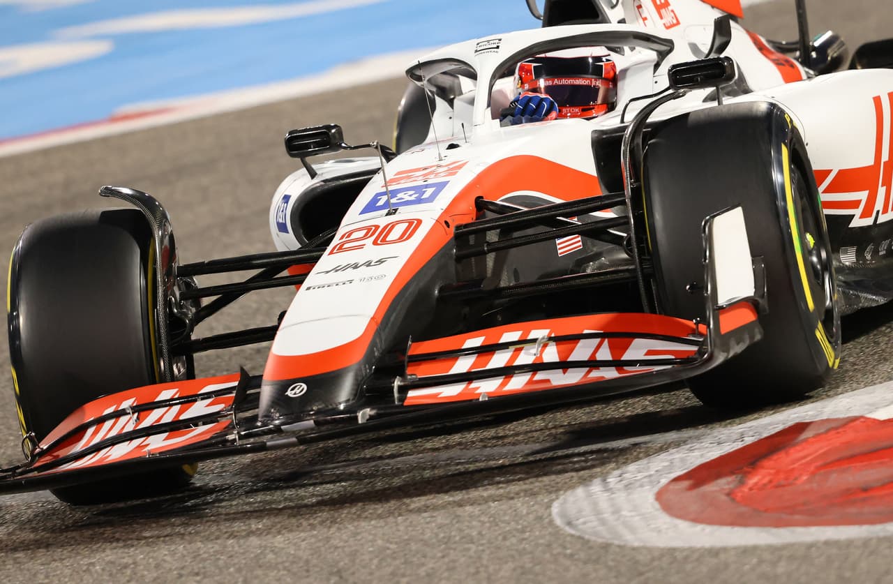 El piloto Kevin Magnussende Haas lucía un vehículo discreto.