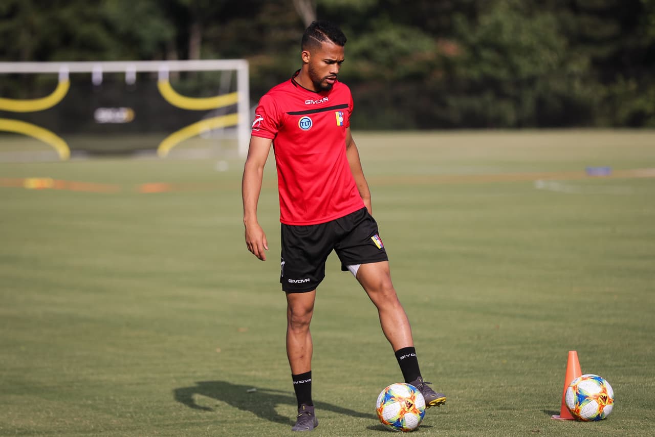 La Selección de Venezuela cerró su preparación de cara al duelo que sostendrá este miércoles en Mercedes-Benz Stadium en Atlanta ante México, en choque que le sirve de preparación a ambas selecciones para la Copa América y Copa Oro respectivamente. La 'Vinotinto' acude a este cotejo con sus grandes figuras como Salomón Rondón, Josef Martínez, Roberto Rosales y Tomás Rincón, bajo la guía del técnico Rafael Dudamel.