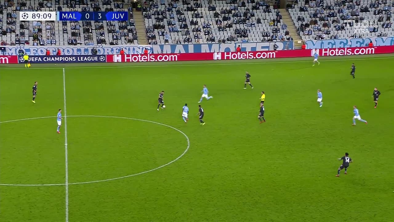 ¡TIRO ATAJADO! disparo por Moise Kean.