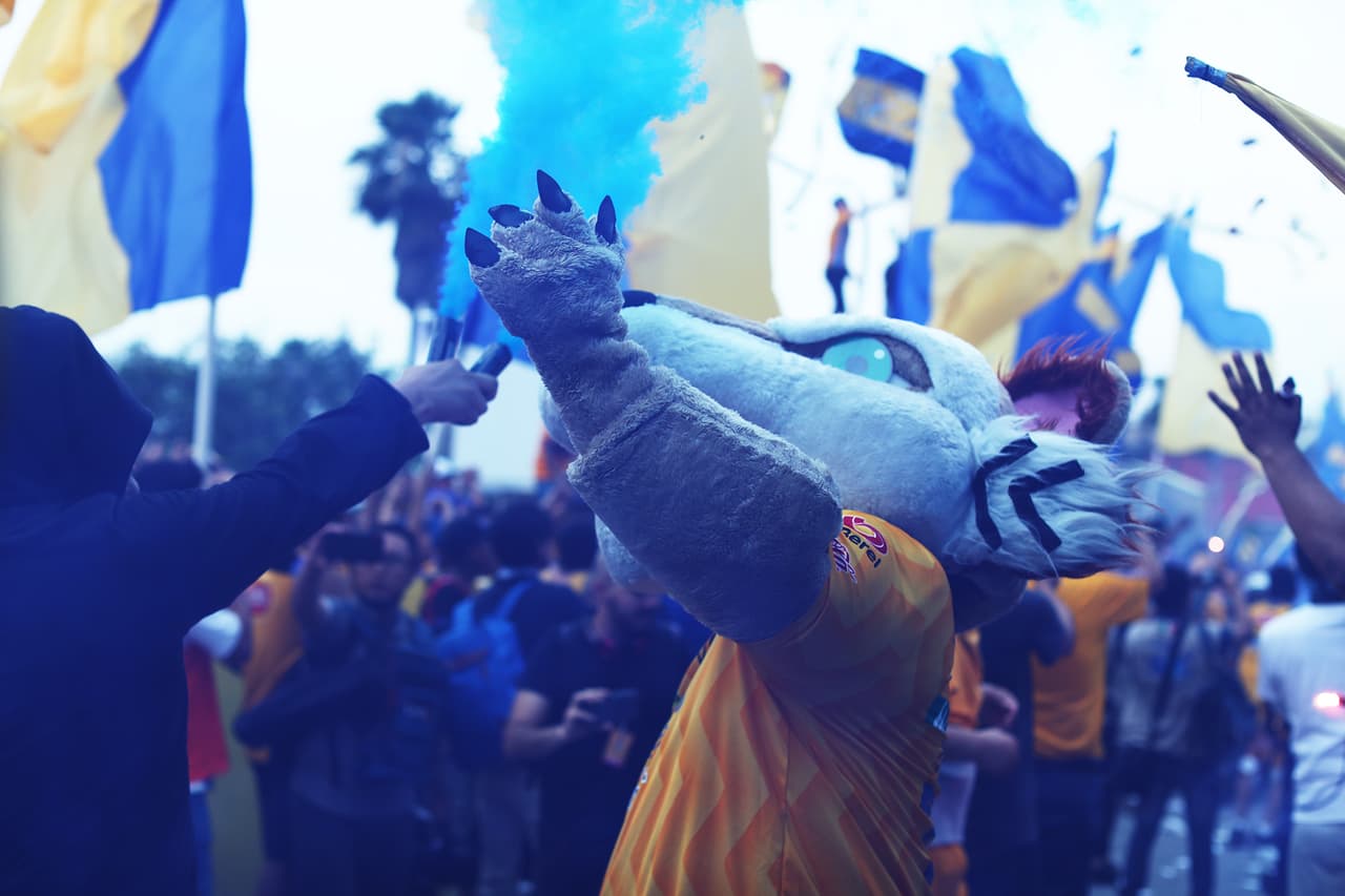 Aficionados de Tigres, mayoritariamente, y del León, tomaron por 'asalto' las inmediaciones del Estadio Universitario para atestiguar el juego de Ida de la Final del Clausura 2019 de la Liga MX en Monterrey. Se esmeraron y le pusieron un fantástico ambiente.