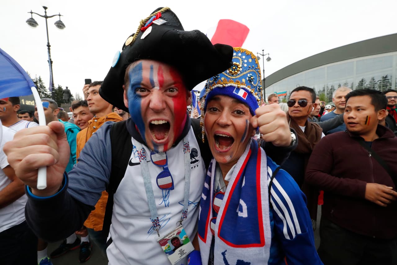 El colorido de los fanáticos de Francia y Bélgica en la semifinal de Rusia 2018 también tiene una muestra de la intensidad en la definición del primer finalista del Mundial.