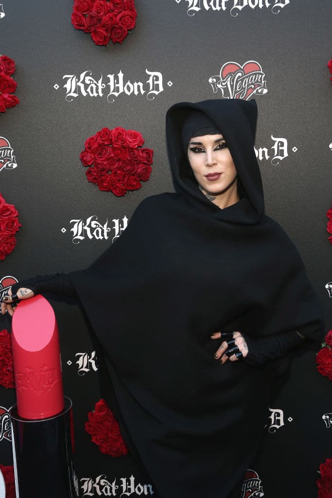 Más tarde Kat explicó que no es antivacunas, sino que es una madre primeriza que lee e investiga sobre todo lo que le debería poner, dar de comer y administrar a su hijo.
<br>