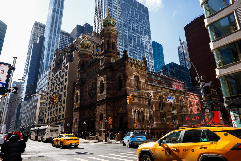 Ataque en Sinagoga Central NY: hay un acusado por delitos de odio y dos heridos
