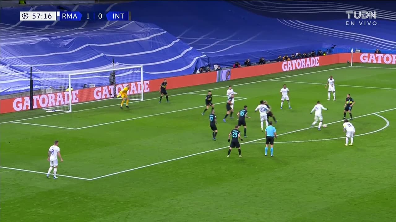 ¡TIRO ATAJADO! disparo por Casemiro.