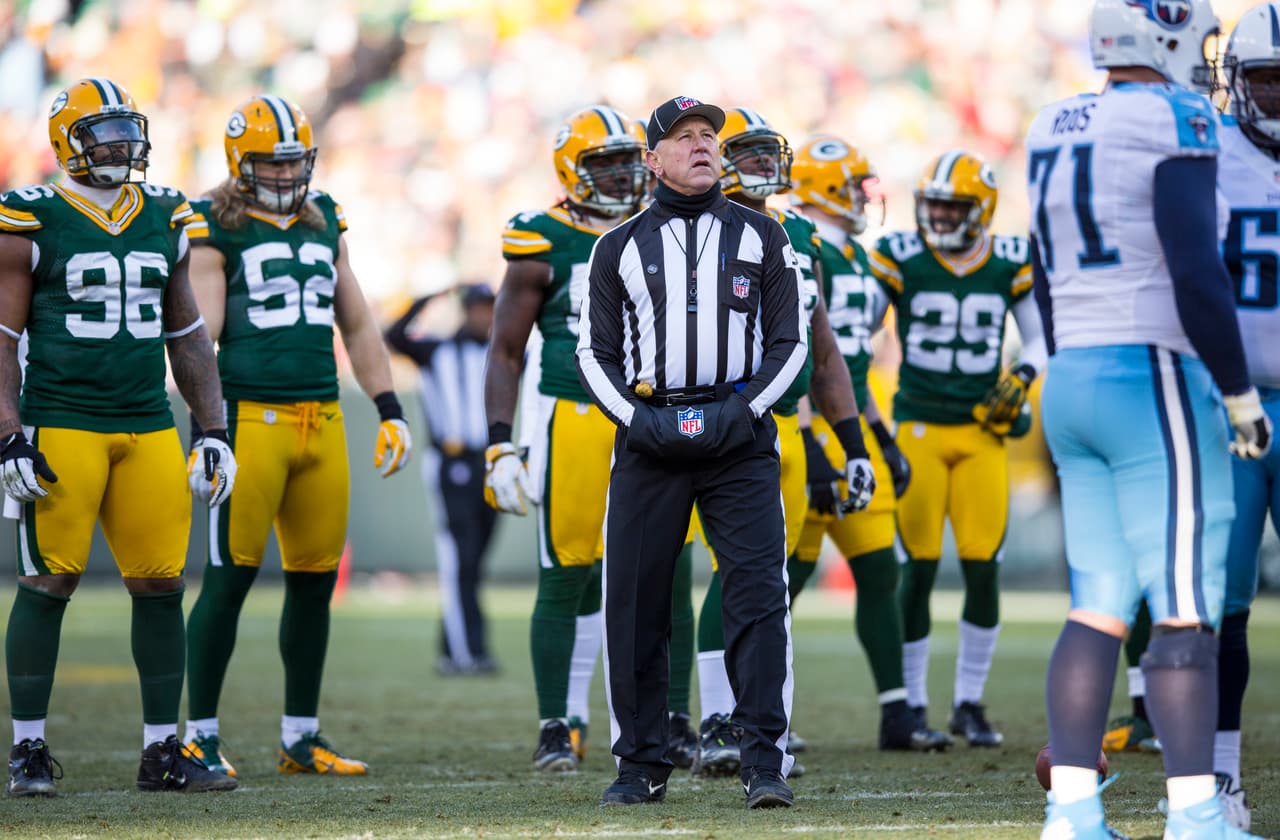 La NFL vivió una huelga en el 2012 por parte de los árbitros que pretendían mejoras salariales, motivo por el que la Liga decidió utilizar jueces de emergencia.