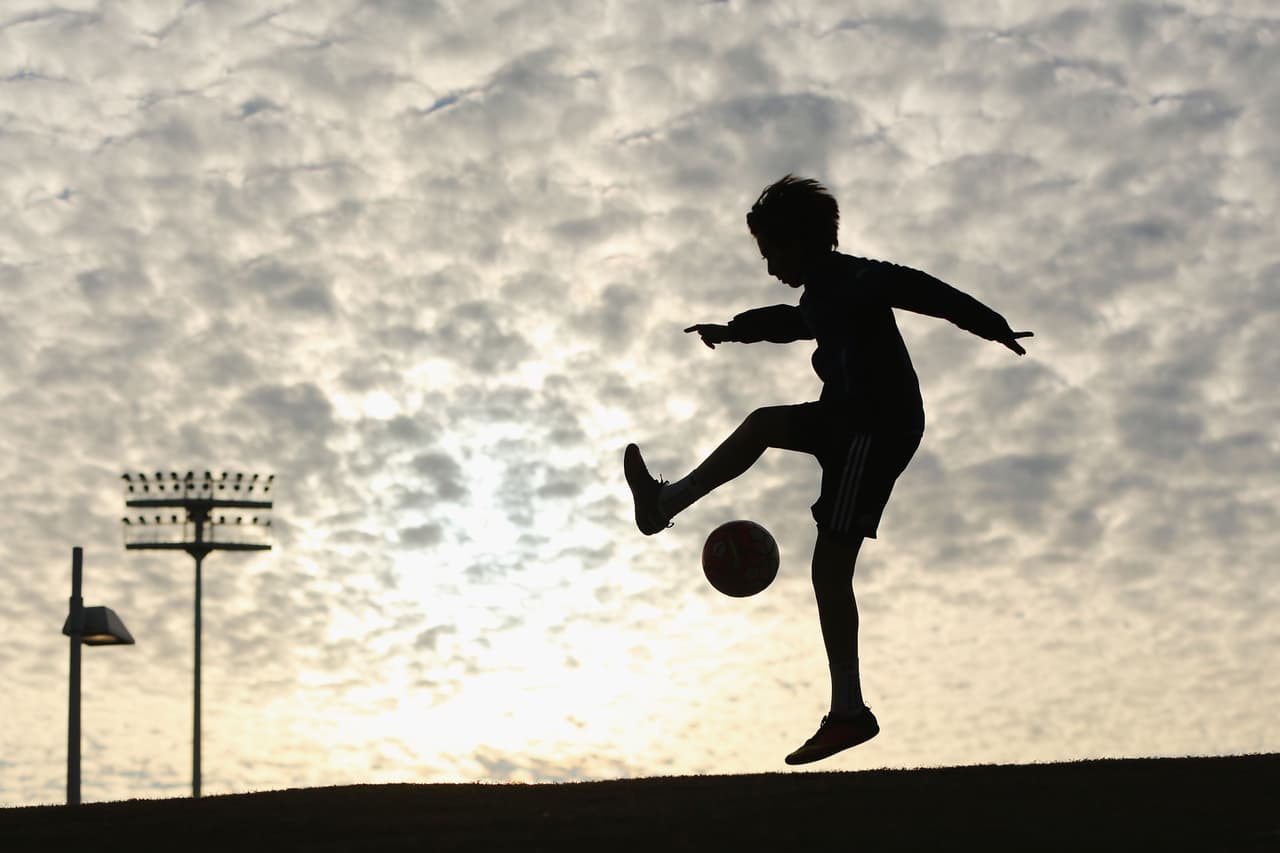 Un fanático, hecho sombra en medio de la contraluz, aprovechó para practicar en las afueras del estadio AAMI Park previo al partido de fútbol de la Liga de Australia (A-League) entre Melbourne City FC y Newcastle.
