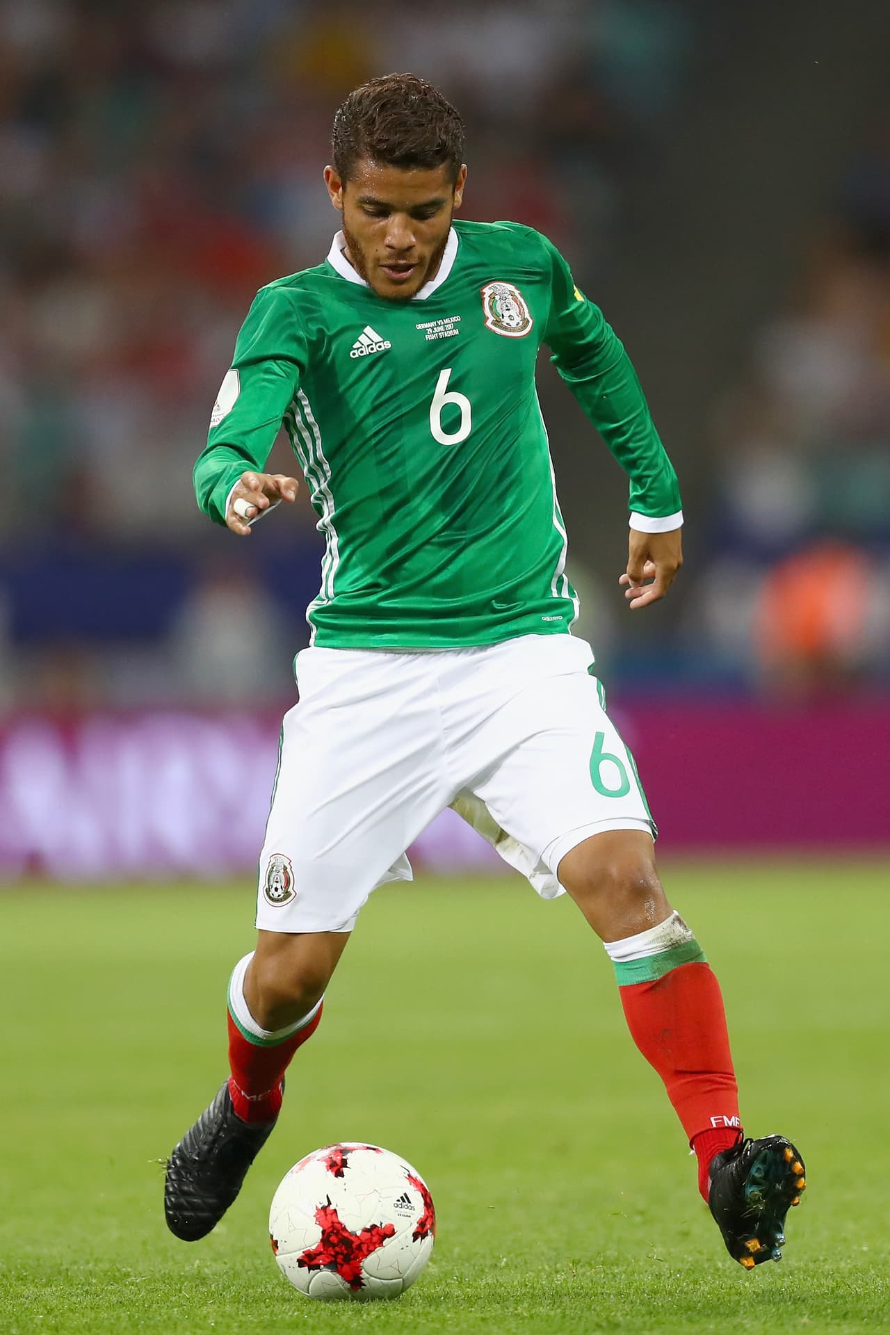 8 - Jonathán Dos Santos fue lo más destacado del equipo mexicano. Nunca dejó de correr y su presencia se notó en defensa y en ataque.