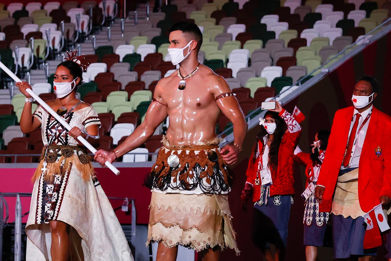 Los atletas Malia Paseka y Pita Taufatofua, los abanderados de Tonga en el desfile inaugural de Tokio 2020. Taufatofua se hizo famoso en la ceremonia de inauguración de Río 2016, cuando desfiló y bailó con su torso desnudo y cubierto de aceite. 
<br>
<br>Su participación en Tokio es la tercera en la que desfila de esta forma en una apertura de unos Juegos Olímpicos. 
<br>
<br>