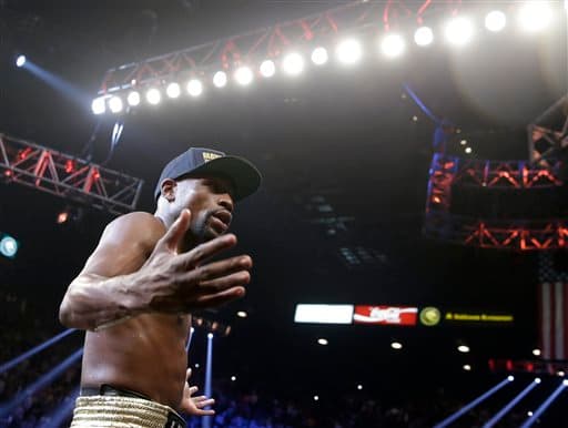 Mayweather Jr. ganó más de 300 millones de dólares, la contienda rompió récord de pago por evento, la asistencia en la arena fue total, además se convirtió en el deportista mejor pagado de la historia.