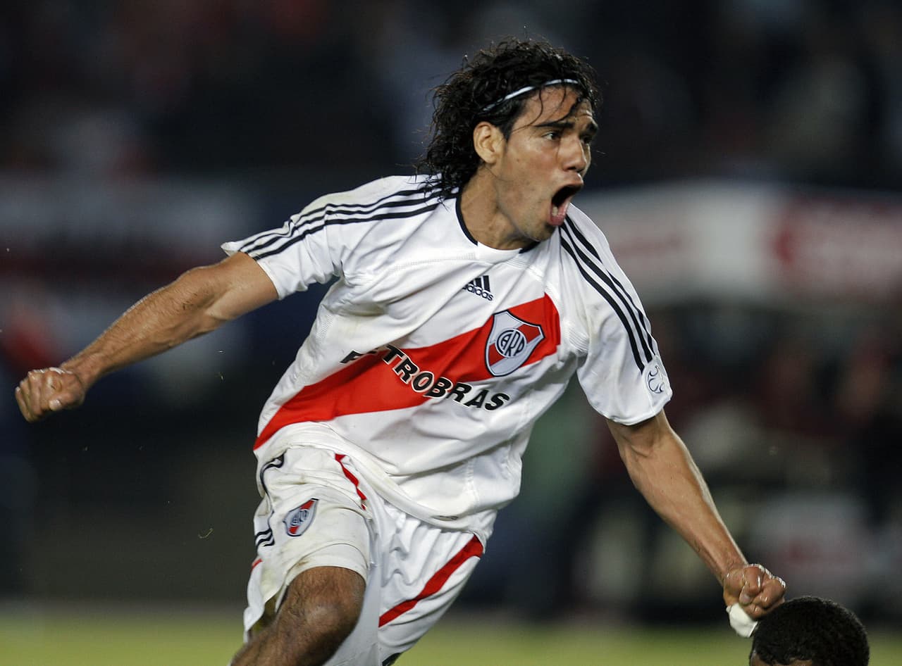 Con el equipo 'millonario' debutó cinco años después, iniciando una historia de 45 goles con River y un título, el Clausura 2009.