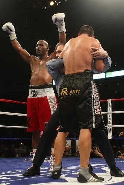 Hopkins ganó por decisión unánime y conquistó el triunfo 50 de su carrera, a cambio de cinco derrotas y un empate.