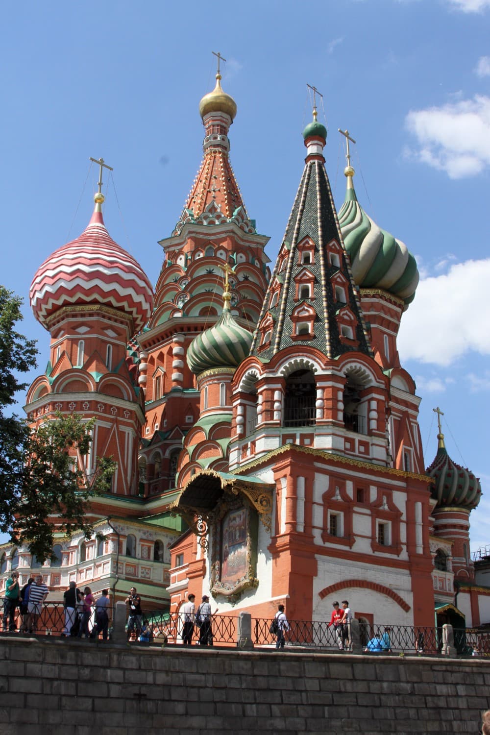 La Catedral de San Basilio es probablemente el edificio más emblemático de Moscú por sus coloridas cúpulas en forma de bulbos, sin embargo, no es el templo principal de Moscú ni la sede del Patriarca Ortodoxo de Moscú, como se piensa popularmente, funciones que tiene la Catedral de Cristo Salvador. Su construcción se dio de 1555 a 1561.