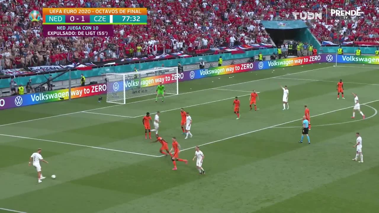 ¡TIRO ATAJADO! disparo por Lukas Masopust.