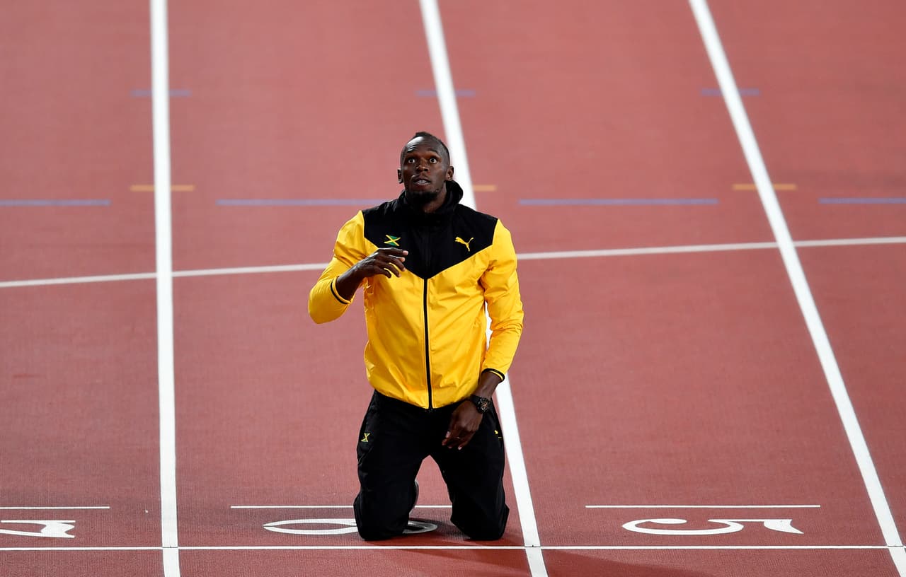 Además del futbol, le encanta el atletismo, en particular los 100 metros planos.