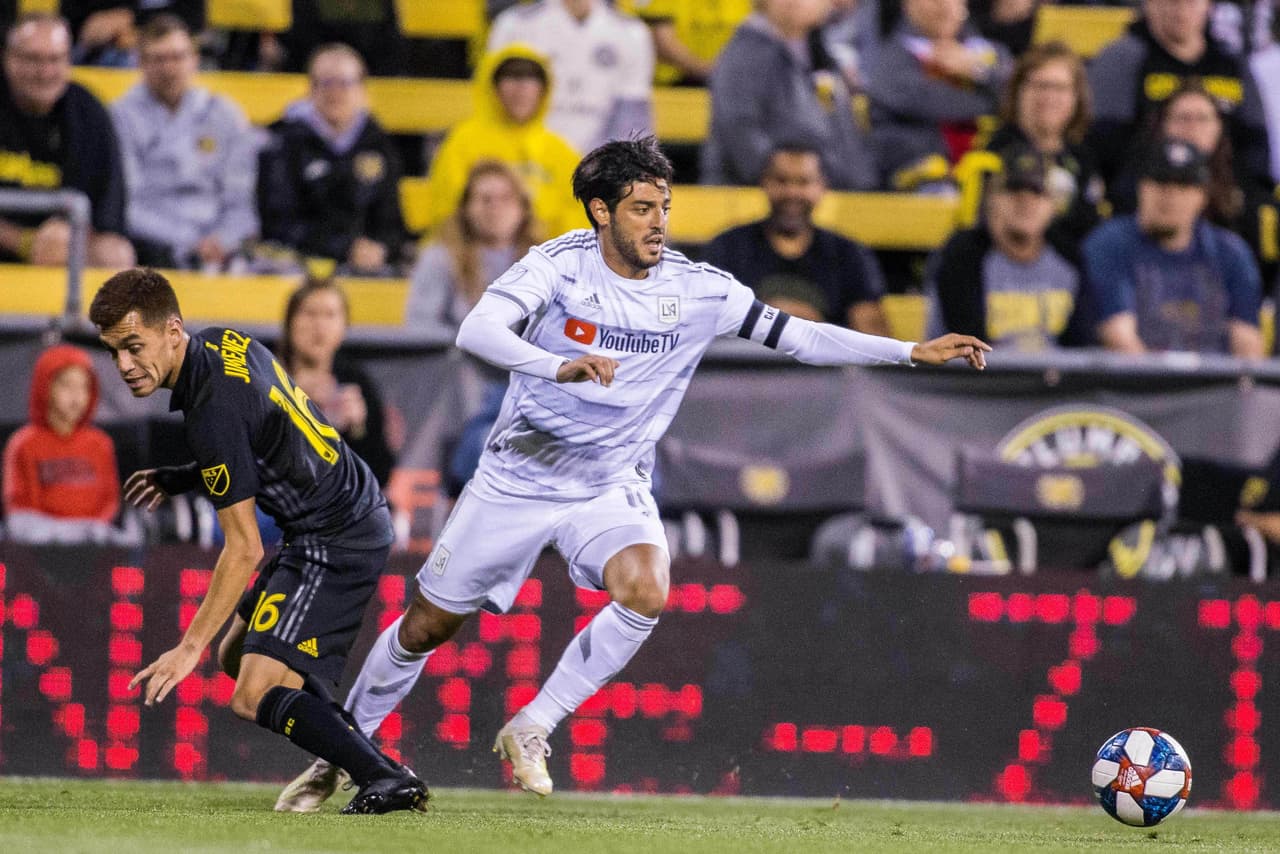 Carlos Vela (centro) fue protagonista una vez más para LAFC en la visita al Columbus Crew.