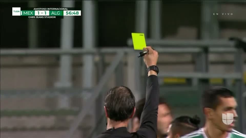 Tarjeta amarilla. El árbitro amonesta a Ramy Bensebaini de Algeria