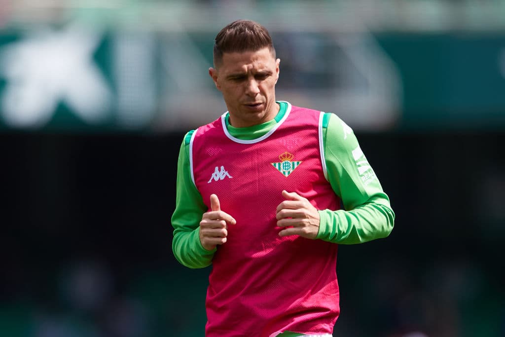 Con dos goles de Juanmi, uno de William Carvalho y otro de Alex Moreno, el Betis, que tuvo al mexicano Andrés Guardado en los últimos 10 minutos, goleó por 4-1 al Osasuna y es quinto en LaLiga.