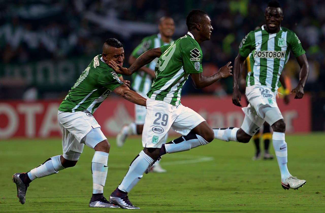 Atlético Nacional celebra uno de los goles que anotó al Peñarol.