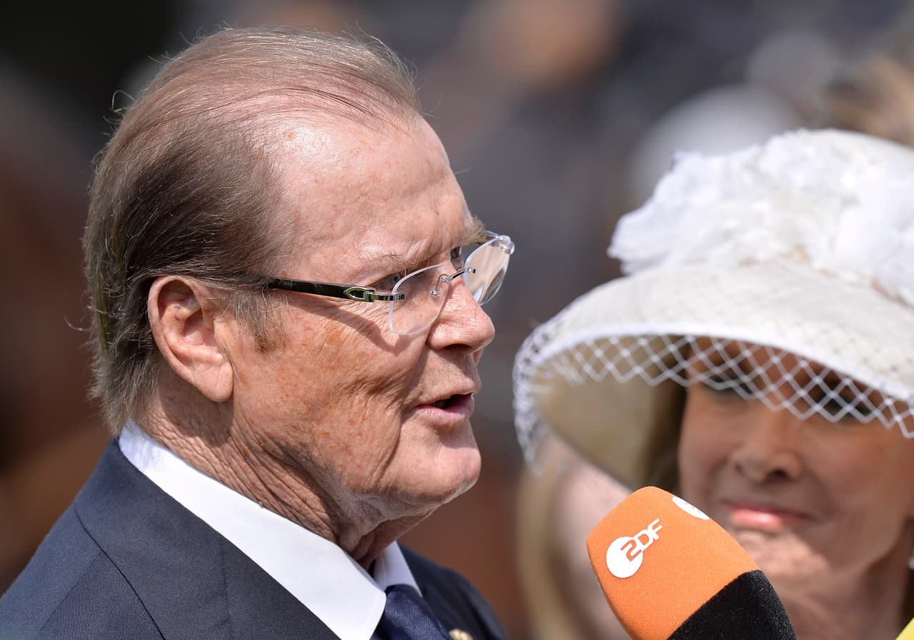 El 23 de mayo de 2017, dos días después de ese gol contra Everton, murió el actor Roger Moore.