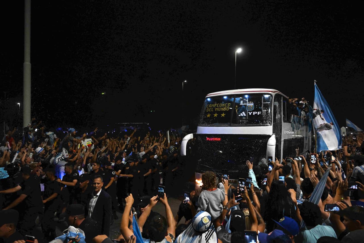Festejos de la selección argentina en Buenos Aires tras ganar el Mundial Qatar 2022.