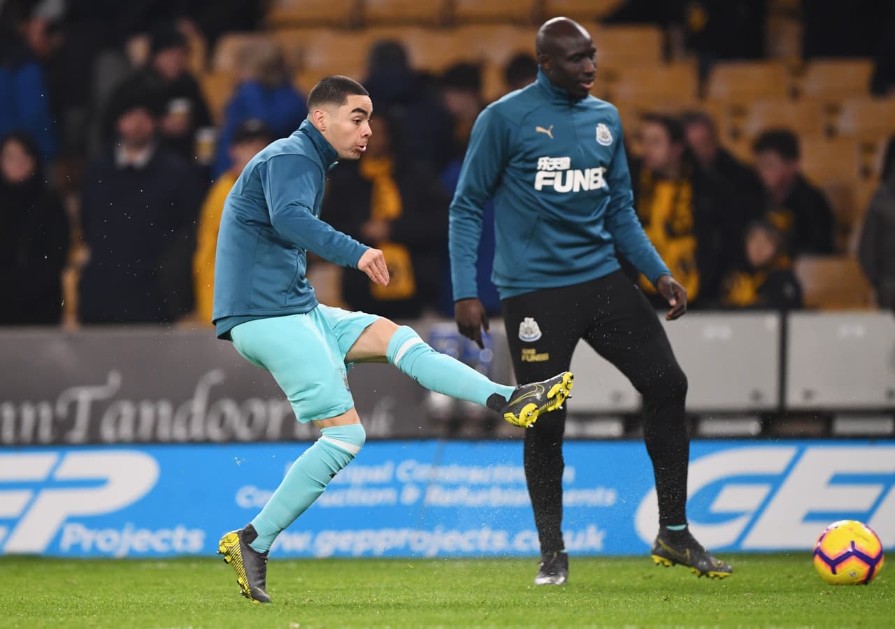 El paraguayo Miguel Almirón, proveniente de la MLS, es uno de los que ya empieza a mover el balón para dejar su talento en este resultado.