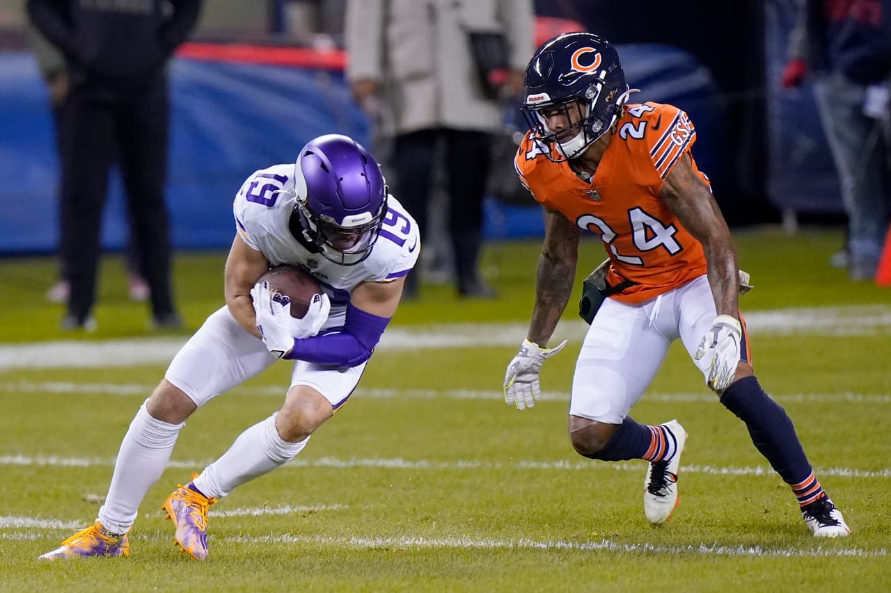 Adam Thielen se encraga de anotar dos touchdowns en la victoria 19-13 sobre los Bears en su propia casa.