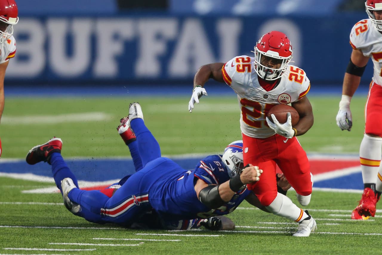 Clyde Edwards-Helaire conisguió romper las 150 yardas por aire en la victoria 26-17 sobre los Buffalo Bills.