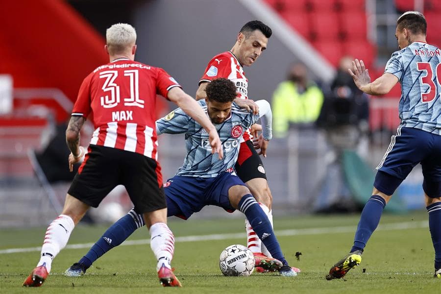 Ajax empata ante el PSV como visita con marcador de 1-1. Eran Zahavi abrió el marcador al minuto 39, pero fue de útlimo minuto cuando Dusan Tadic anotó el gol del empate en la Jornada 24 de la Eredivisie. El mexicano Edson Alvarez se consolida como titular y juega los 90 minutos; el 'Guti' es banca con los de Eindhoven.