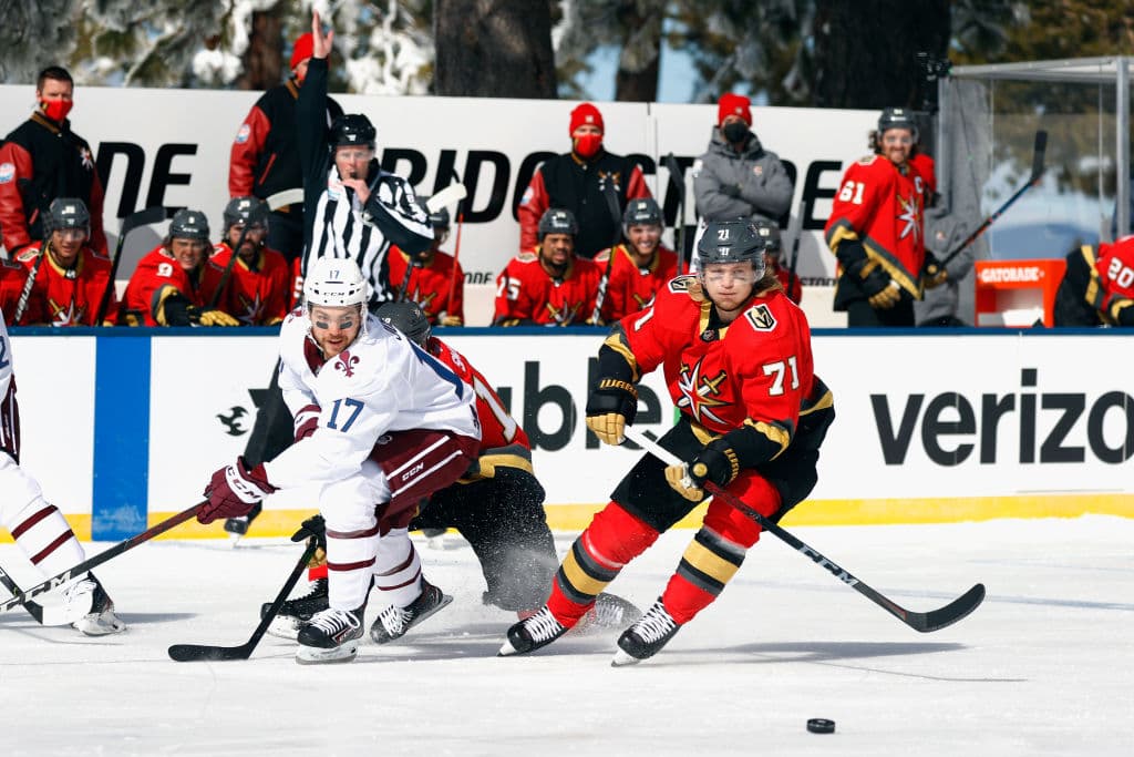El duelo se llevó a cabo en el lago Tahoe, al aire libre y sin público. Ambos conjuntos son serios candidatos para levantar la Stanley Cup. “Es algo que tienes que ver para creer. Las fotos, por muy bonitas que sean, no representan lo que es de verdad. Es inspirador cuando sales y ves la montaña y el lago. Lo único que nos hace falta son los aficionados”, declaró DeBoer, entrenador de Vegas Golden Knights.