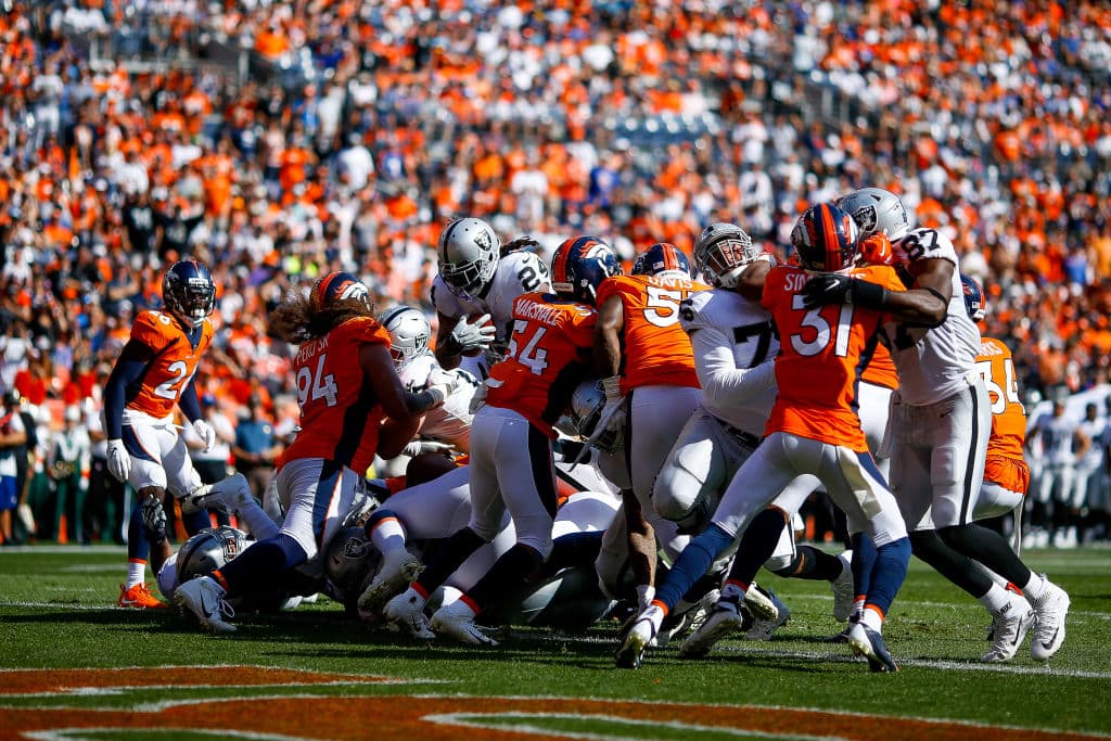 Los Broncos se fueron en blanco en la primera mitad, la ofensiva parecía falta de ritmo, sin ideas y la defensa de los Raiders se mostraba sólida y confiada en cada jugada.