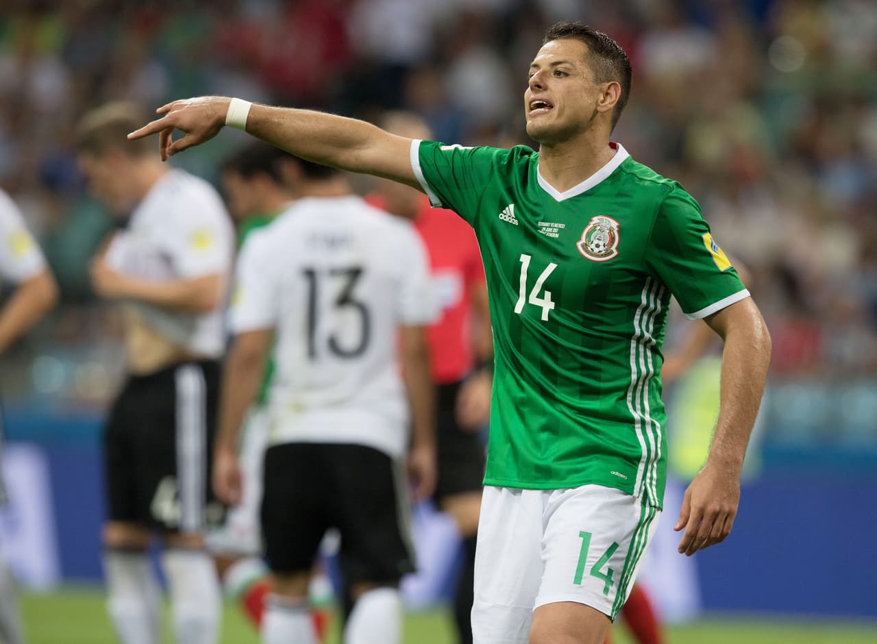 A Javier Chicharito Hernández lo vinculan con el West Ham United. Dicen en Inglaterra que el equipo londinense y el Bayer Leverkusen tienen adelantadas las conversaciones.