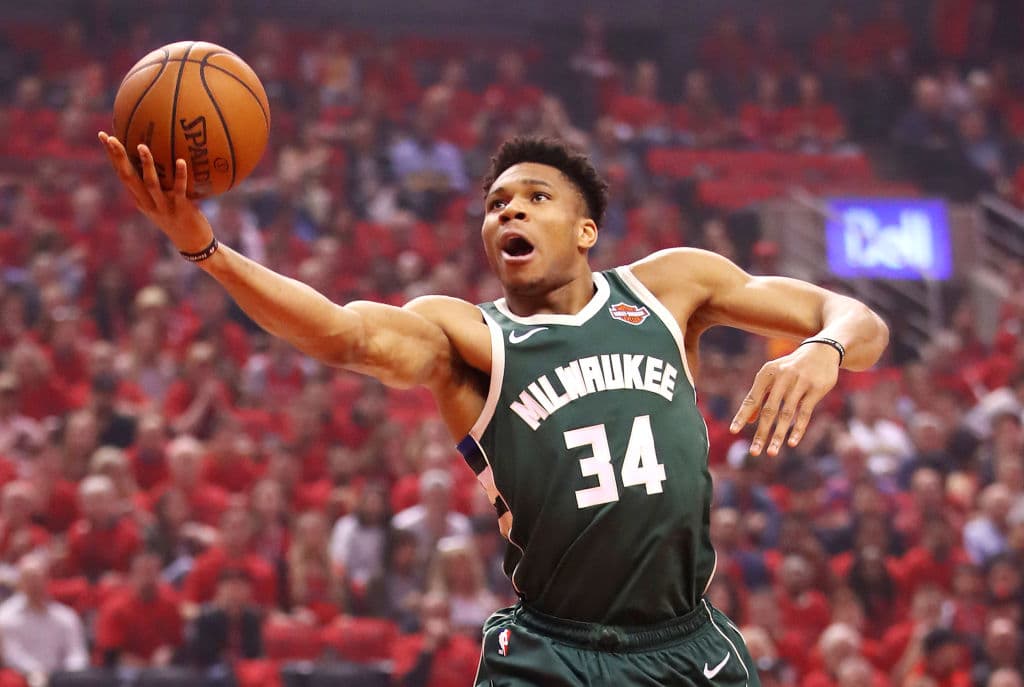 La estrella griega de los Milwaukee Bucks Giannis Antetokounmpo, acordó financiar la construcción de una cancha de básquetbol techada en un área devastada por un incendio en las afueras de Atenas, donde al menos 100 personas murieron el año pasado.