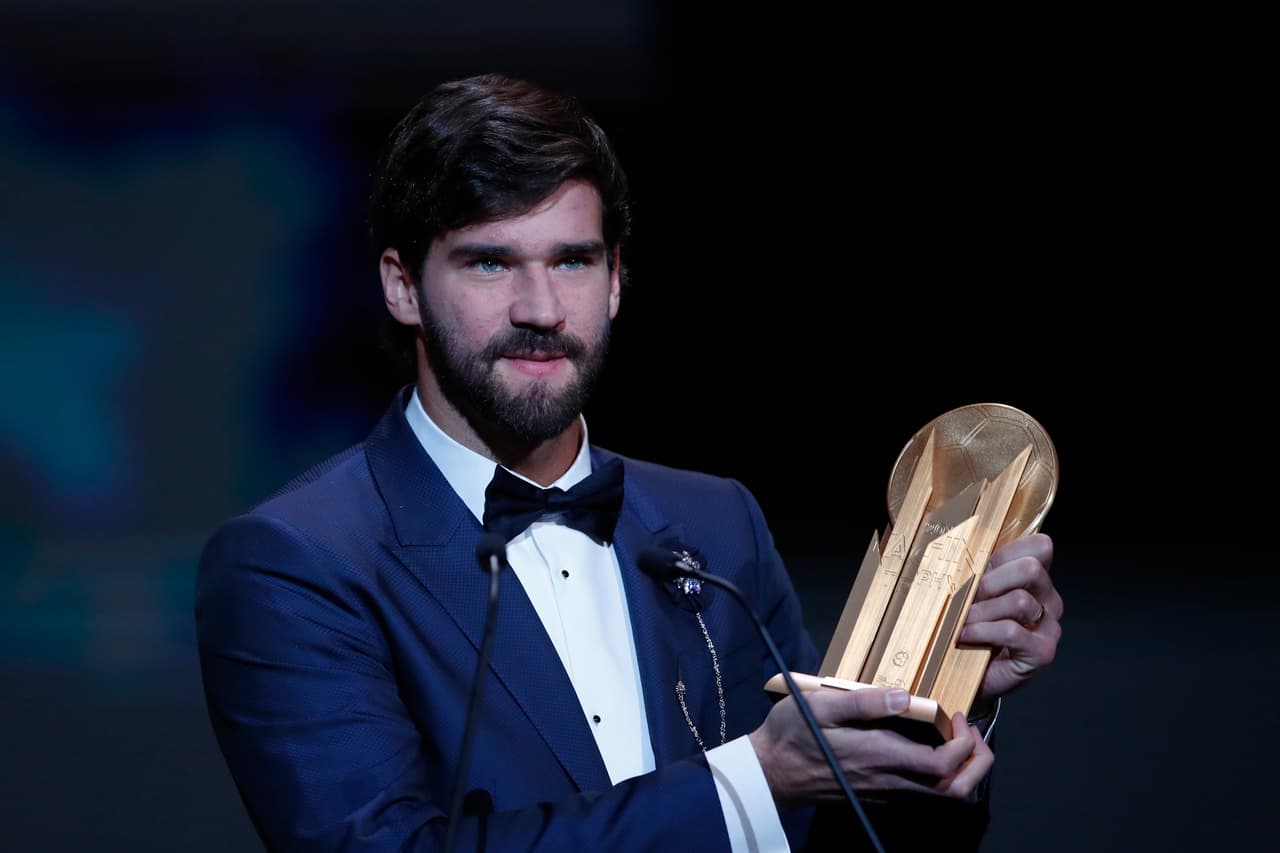 Alisson Becker, guardameta del Liverpool y de la selección brasileña de futbol, posa con el Trofeo Yashine. Es la primera ocasión que se entrega este trofeo durante el evento del Balón de Oro.