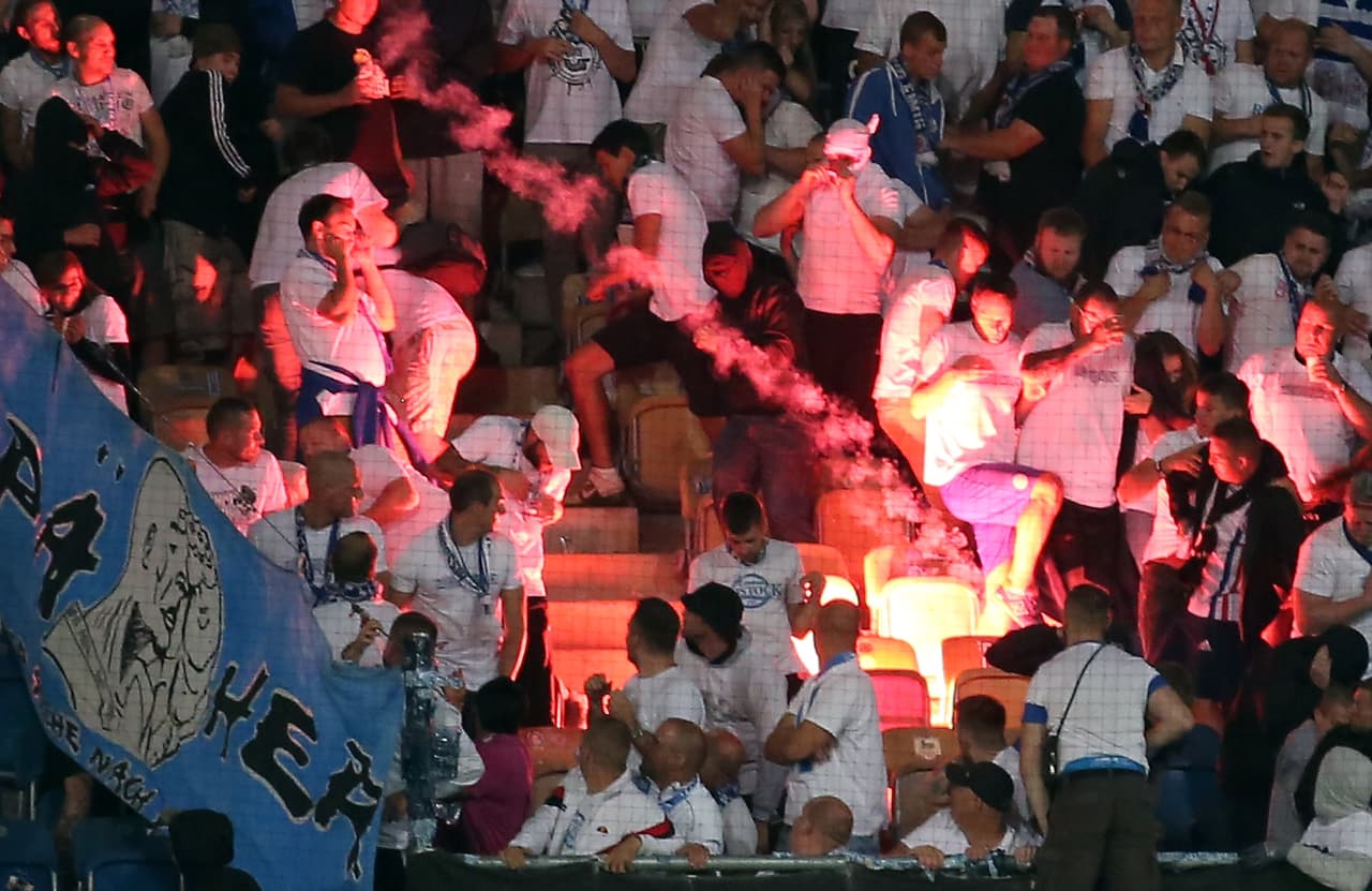Algunas bengalas estuvieron a punto de dar en el blanco.