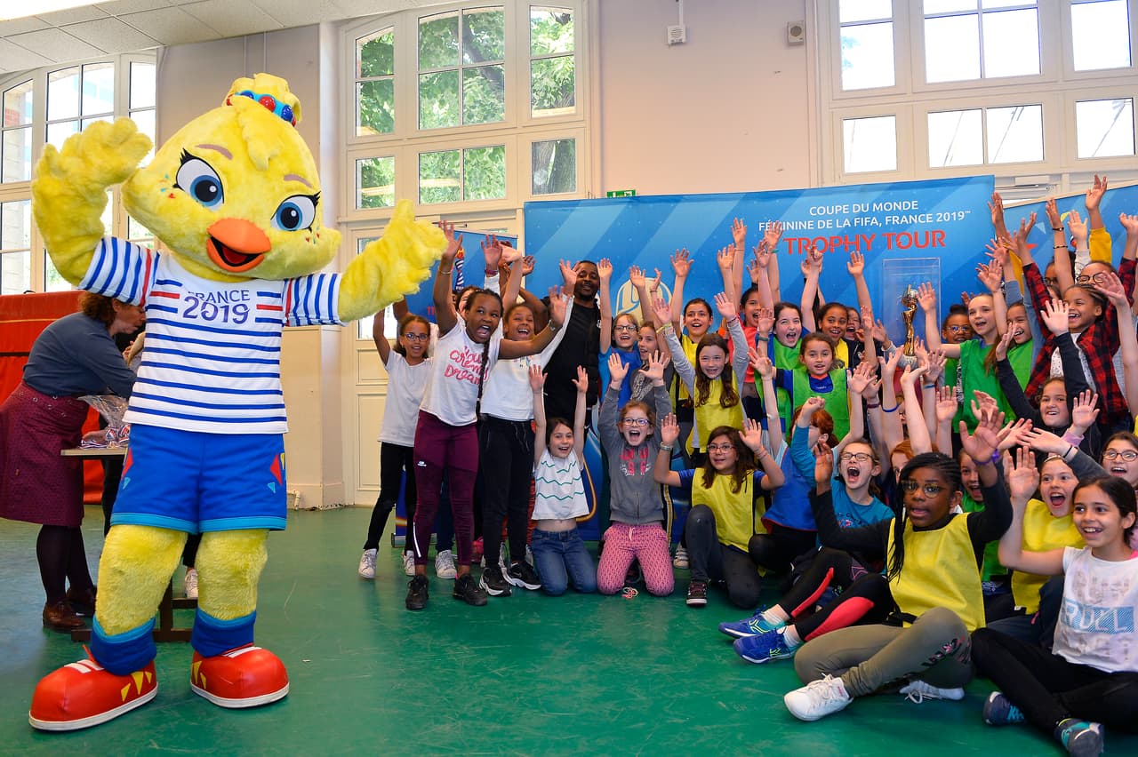 El trofeo de la Copa del Mundo Femenina 2019, a disputarse en Francia, ya está en suelo galo y tuvo su primera parada en este recorrido final en una escuela parisina junto a la mascota Ettie. Los niños fueron los más felices con esta visita y aprovecharon para tomarse fotos con ambos.