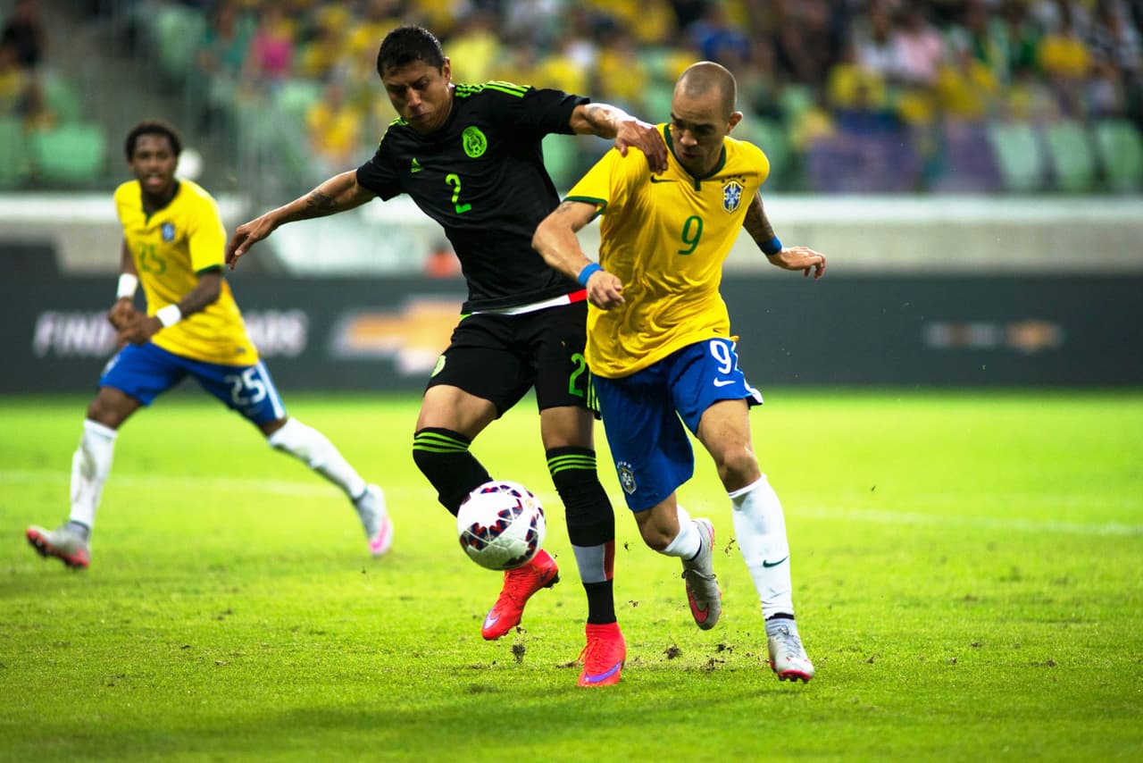 Julio Domínguez: El defensa de Cruz Azul fue de lo mejor que se vio en la zaga de México ante Brasil. El ‘Catita’ intentó cortar los ataques de los amazónicos en varios intentos ya fuera con cabezazos o reventando la bola en su zona defensiva. Calificación: 8.