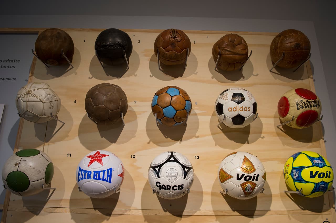 Todo un recorrido a través de esos cueros que tantas alegrías y tristezas han dado en las canchas y las tribunas.