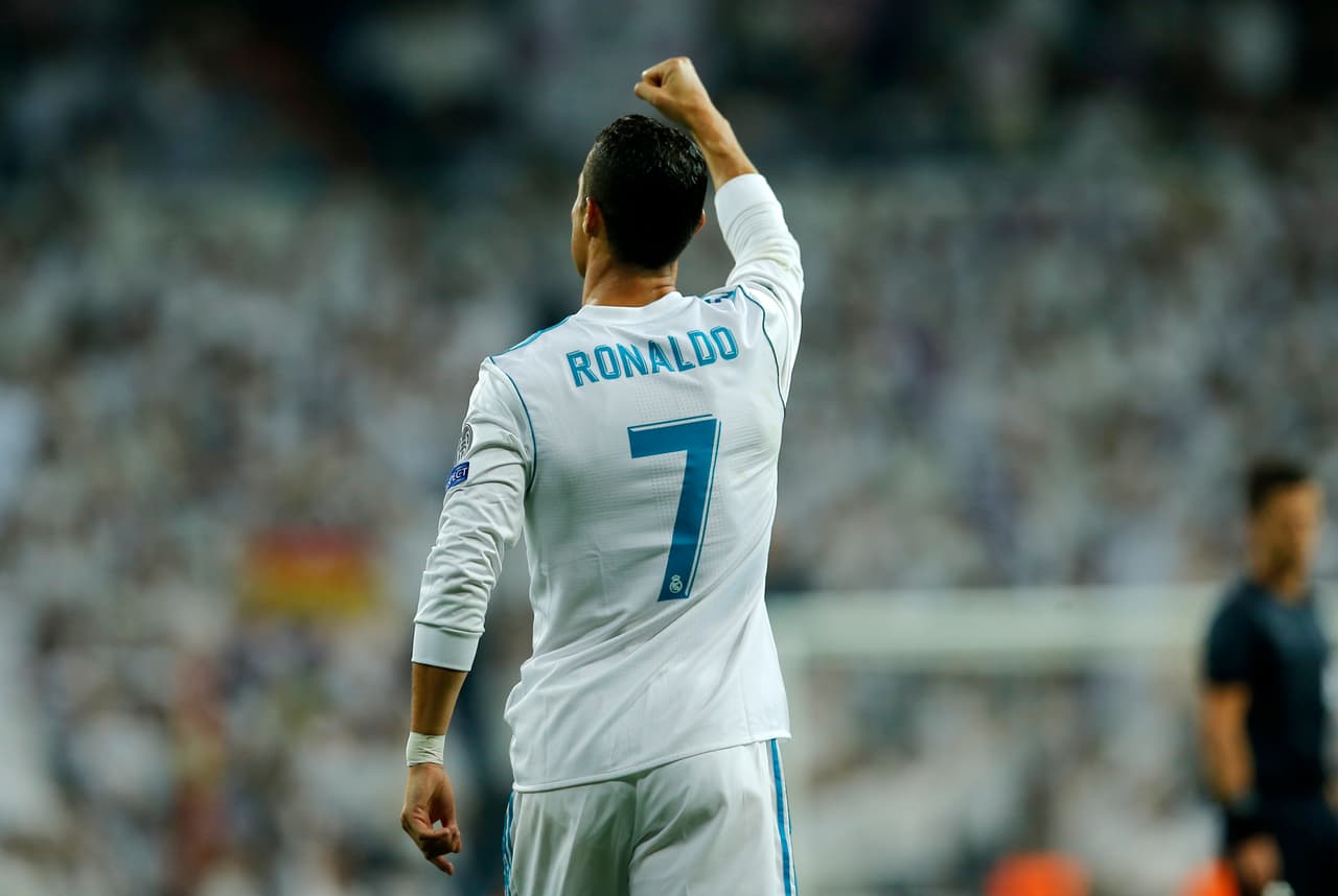 Aún en la jaula para la Liga, Cristiano sea filaba las garras en la Champions League en un paseo ante el APOEL por el Santiago Bernabeú.