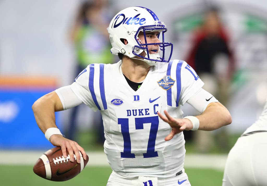 <b>17) Daniel Jones (Duke, QB)</b>, los New York Giants usarían su segunda selección en la primera ronda para tomar a un probable sustituto para Eli Manning.